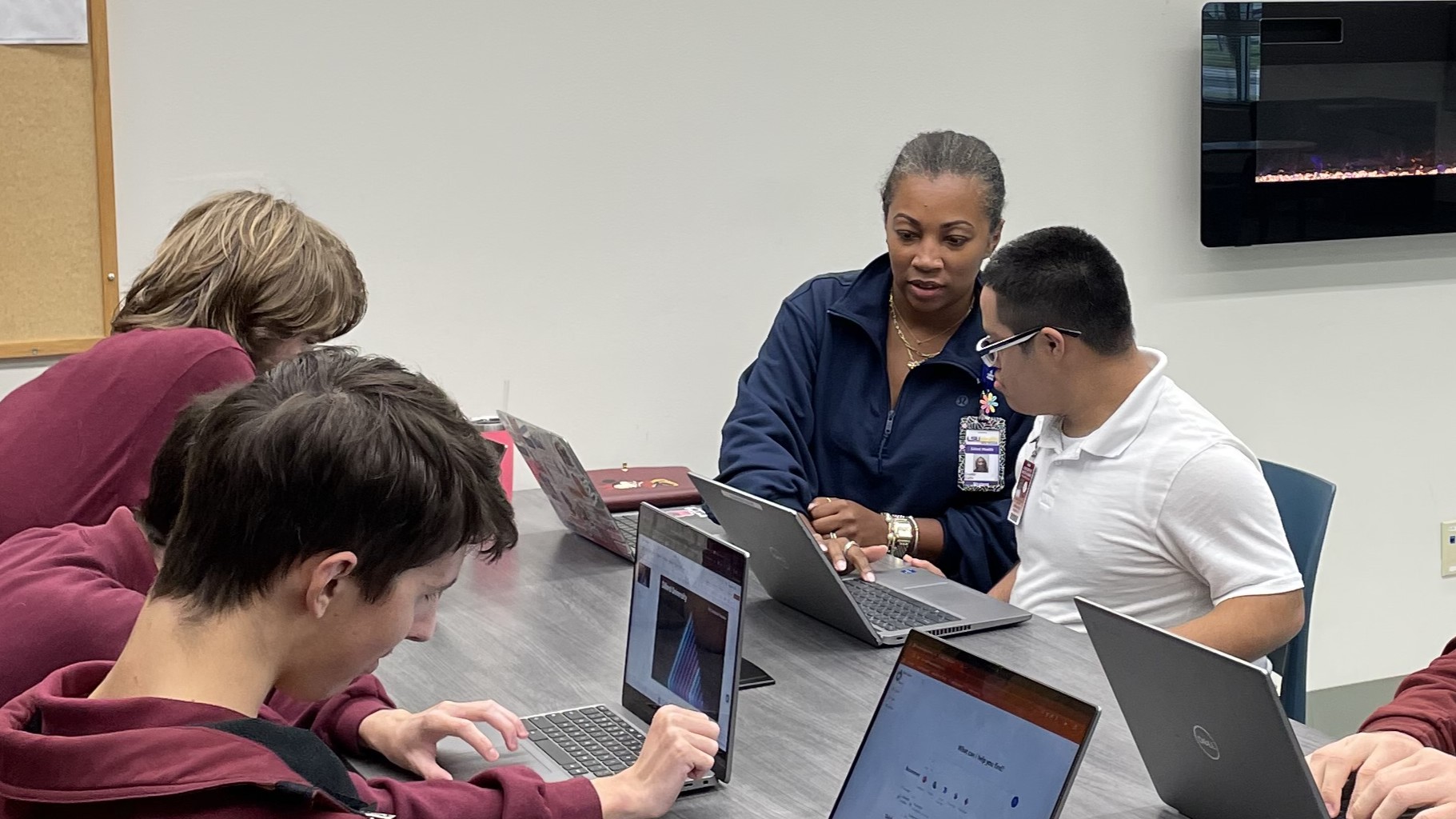 LSUHSC Counseling intern helps PAYCheck stuednt on laptop.
